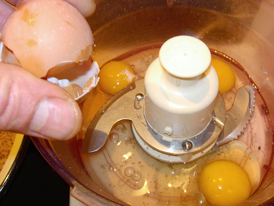 Можно ли блендером взбить белок. Блендер для взбивания яиц. Взбить яйца блендером. Яйца в блендере. Погружной блендер яйцо сахар.